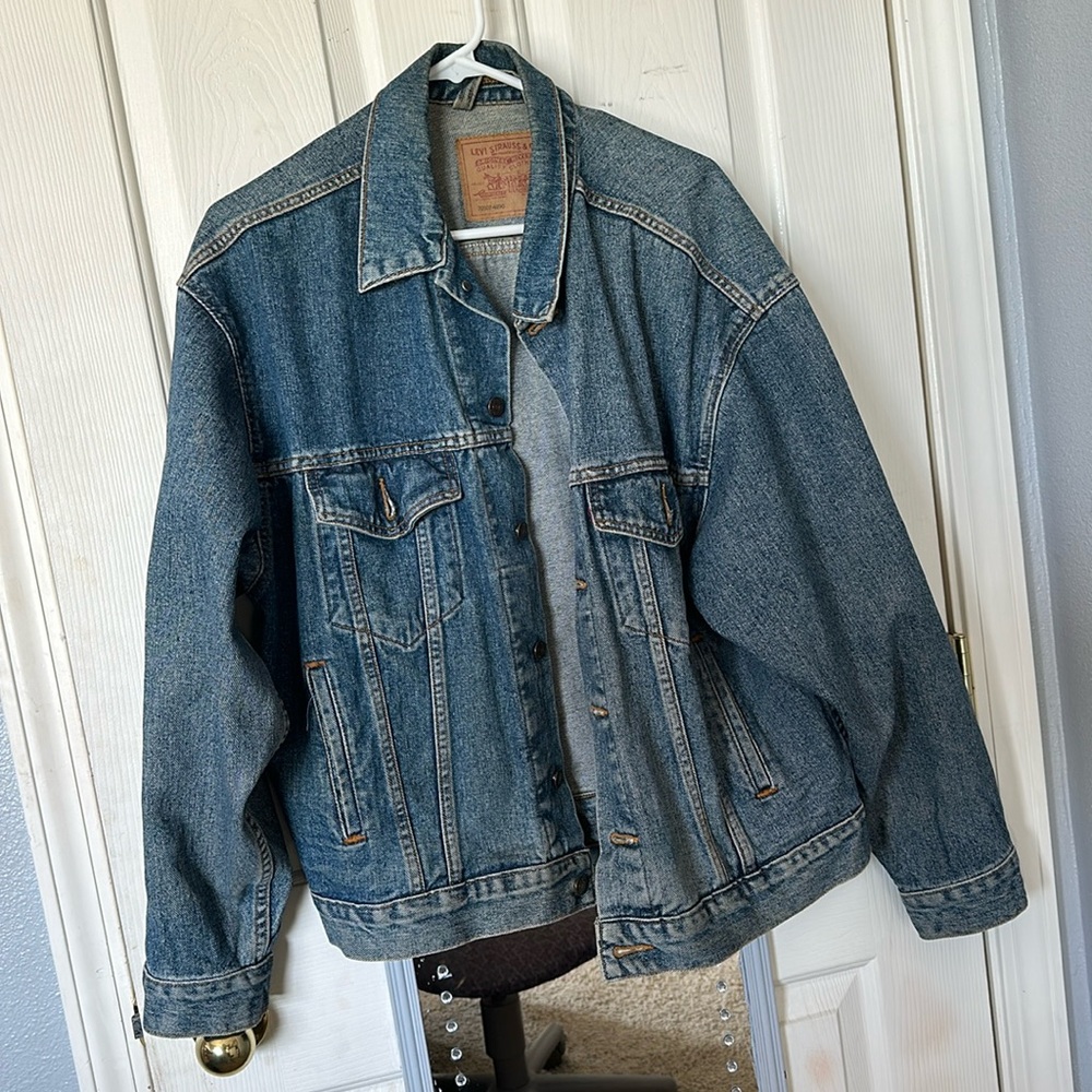 Women’s oversized Levi’s jean jacket